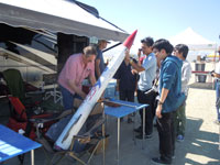 CanSatをロケットに積み込む様子 東京電機大学(Space Project)