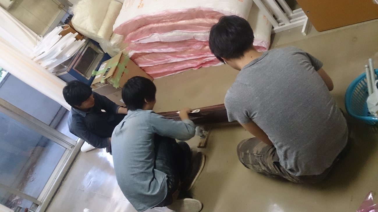 神奈川大学の機体胴体へのCFRP巻きつけ作業