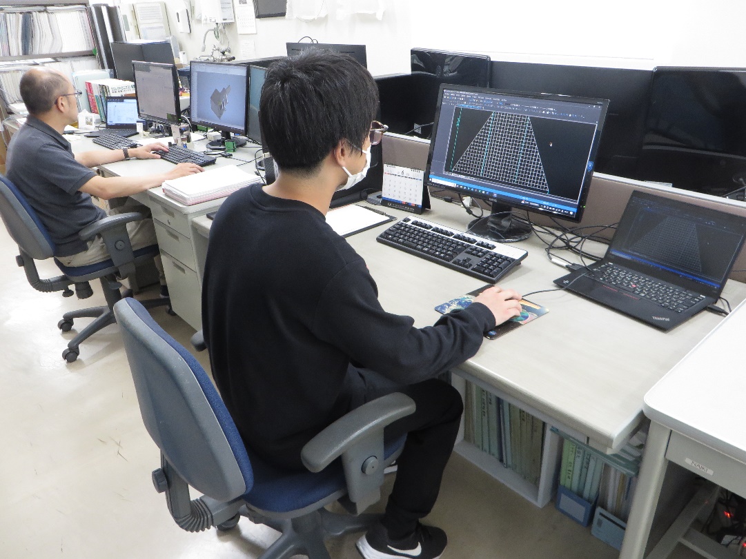 働く先輩社員の姿 働く先輩社員の姿